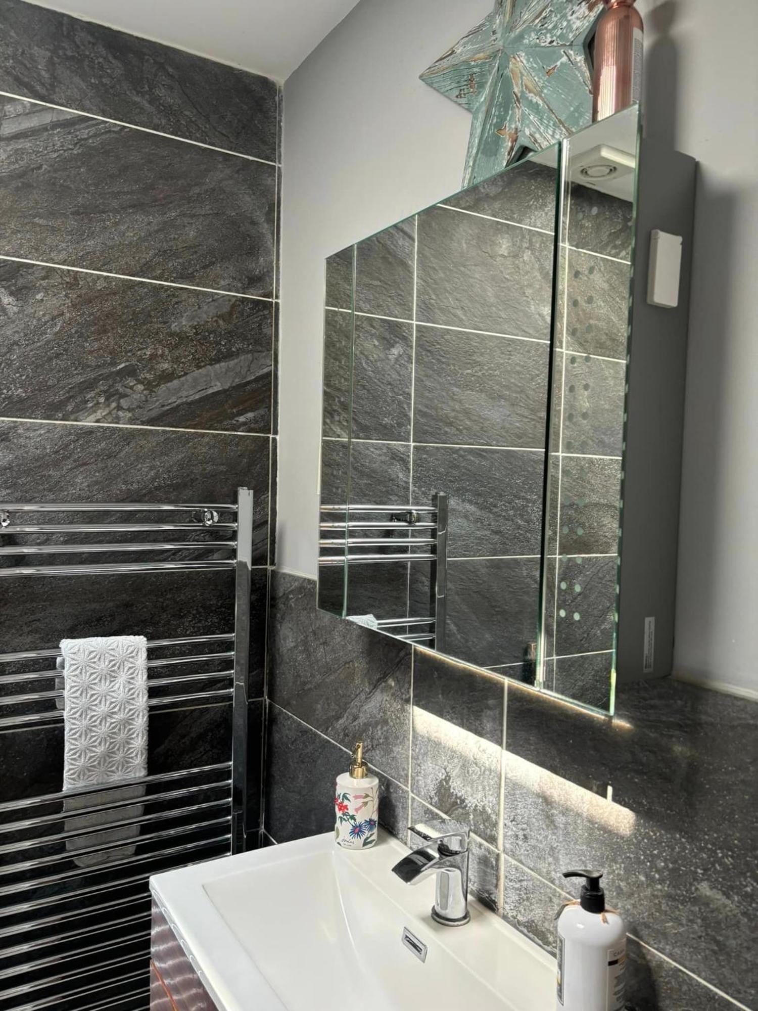 Secret Gem 1 Bed Garden Flat Private Luxury Hot Tub Apartment บอร์นมัธ ภายนอก รูปภาพ
