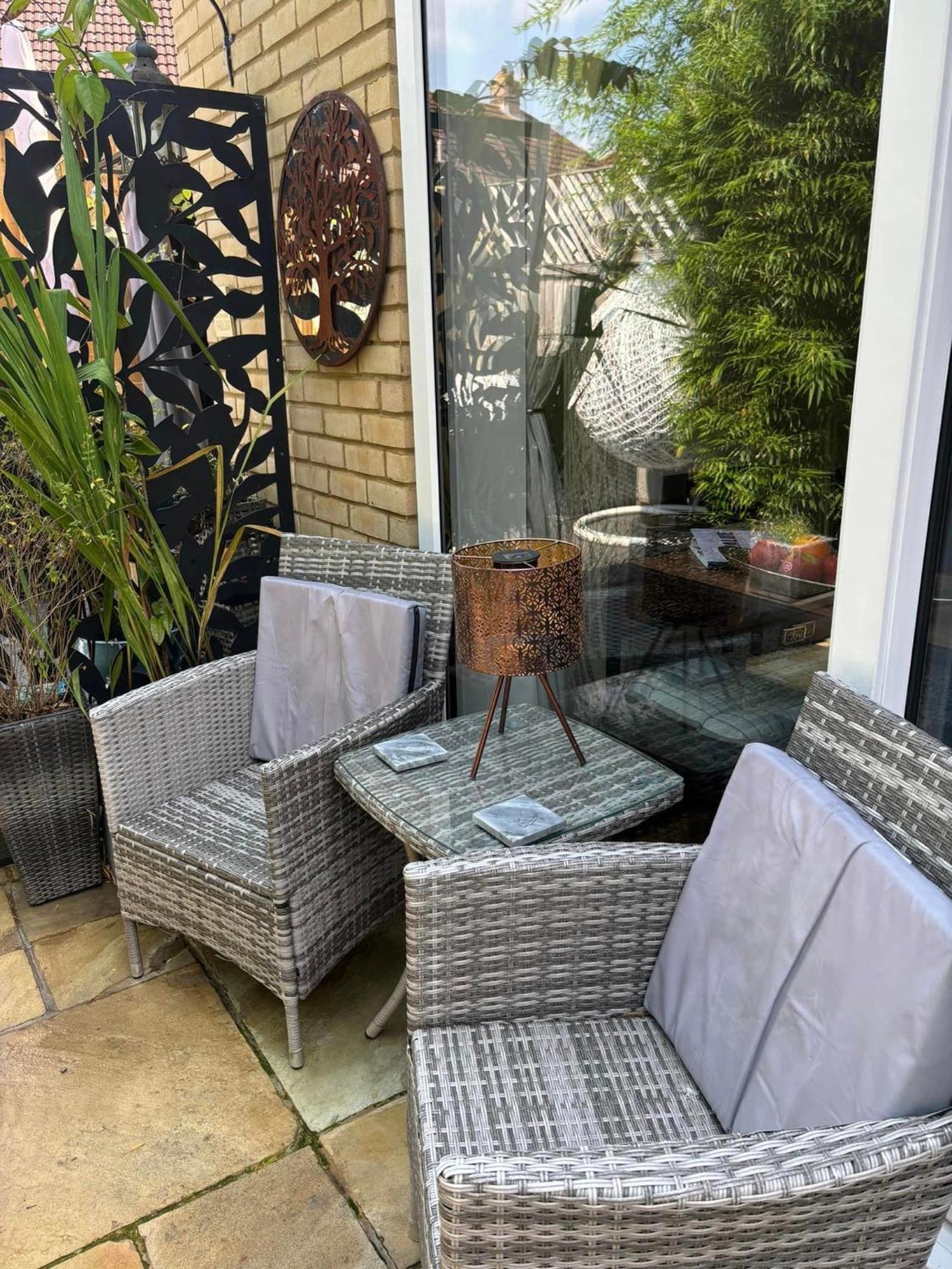 Secret Gem 1 Bed Garden Flat Private Luxury Hot Tub Apartment บอร์นมัธ ภายนอก รูปภาพ