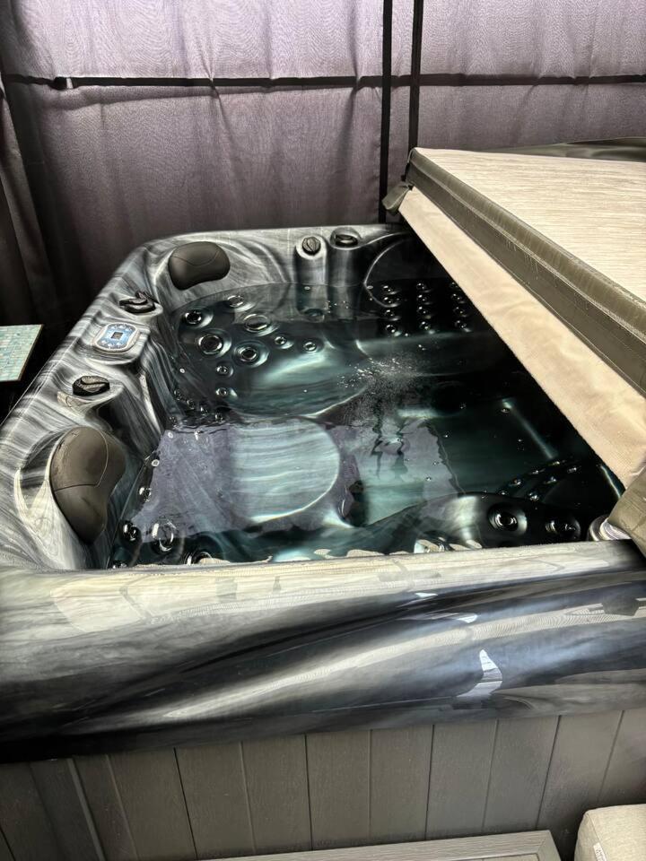 Secret Gem 1 Bed Garden Flat Private Luxury Hot Tub Apartment บอร์นมัธ ภายนอก รูปภาพ