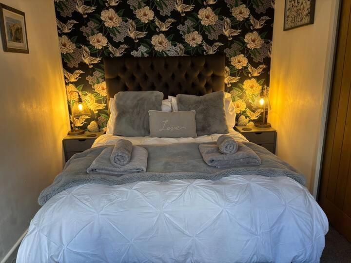 Secret Gem 1 Bed Garden Flat Private Luxury Hot Tub Apartment บอร์นมัธ ภายนอก รูปภาพ