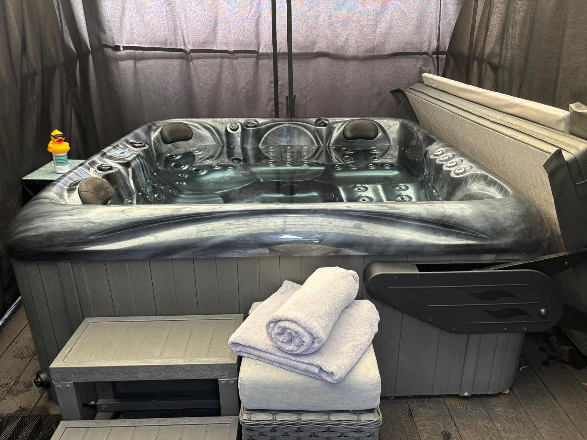 Secret Gem 1 Bed Garden Flat Private Luxury Hot Tub Apartment บอร์นมัธ ภายนอก รูปภาพ