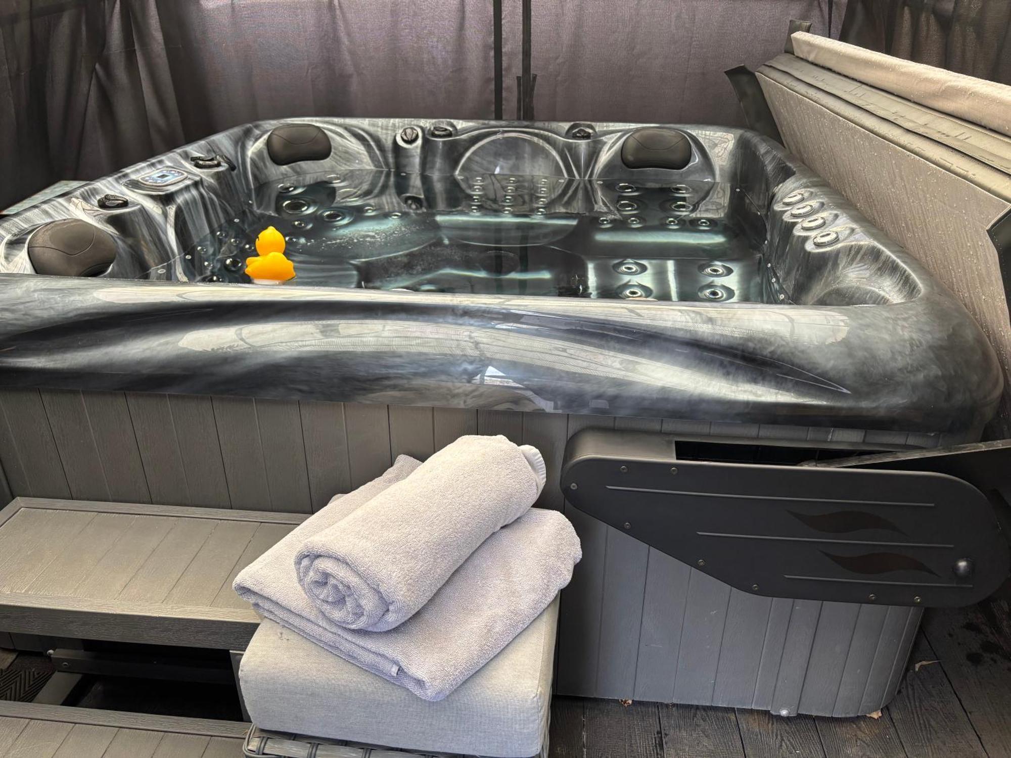 Secret Gem 1 Bed Garden Flat Private Luxury Hot Tub Apartment บอร์นมัธ ภายนอก รูปภาพ